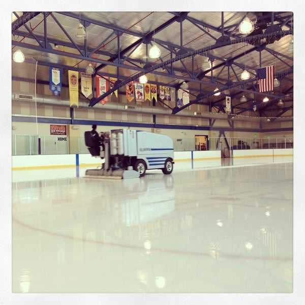 Foto diambil di Kroc Center Ice Arena oleh Dan L. pada 8/25/2013