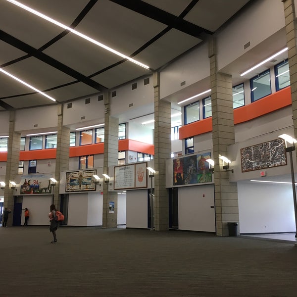 Valhalla High School 431 ziyaretçidan 3 tavsiye