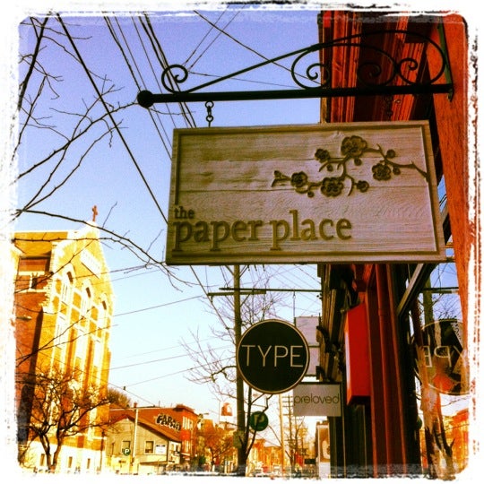 รูปภาพถ่ายที่ The Paper Place โดย Anne H. เมื่อ 11/16/2012