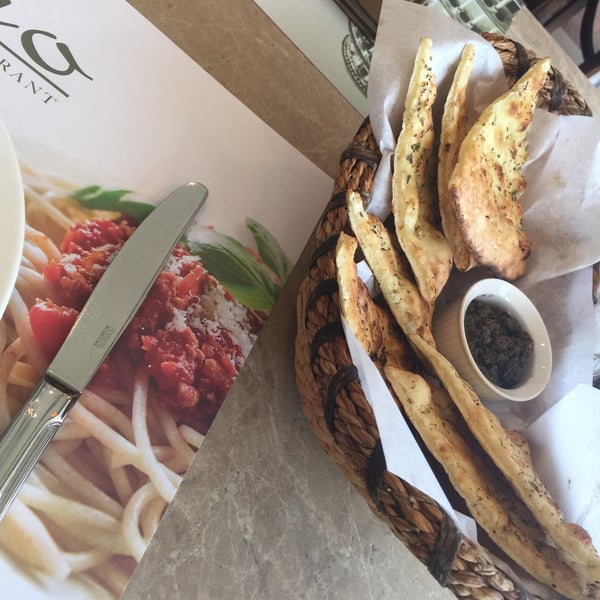 Das Foto wurde bei Olio Italian Restaurant von raghad 1. am 8/12/2015 aufgenommen
