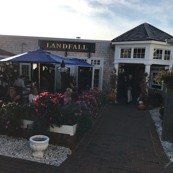 รูปภาพถ่ายที่ Landfall Restaurant โดย Don K. เมื่อ 10/21/2017