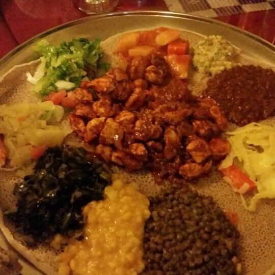 12/27/2015 tarihinde Casper A.ziyaretçi tarafından Bete Ethiopian Cuisine &amp; Cafe'de çekilen fotoğraf