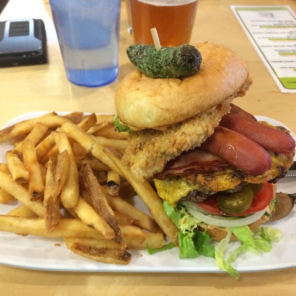 Foto diambil di Crave Real Burgers oleh Michael F. pada 4/17/2014