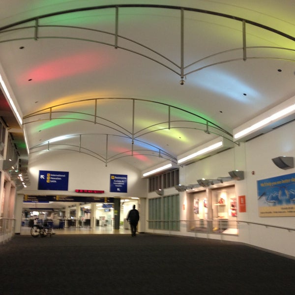 Снимок сделан в Oakland International Airport (OAK) пользователем AGST9X 4/27/2013