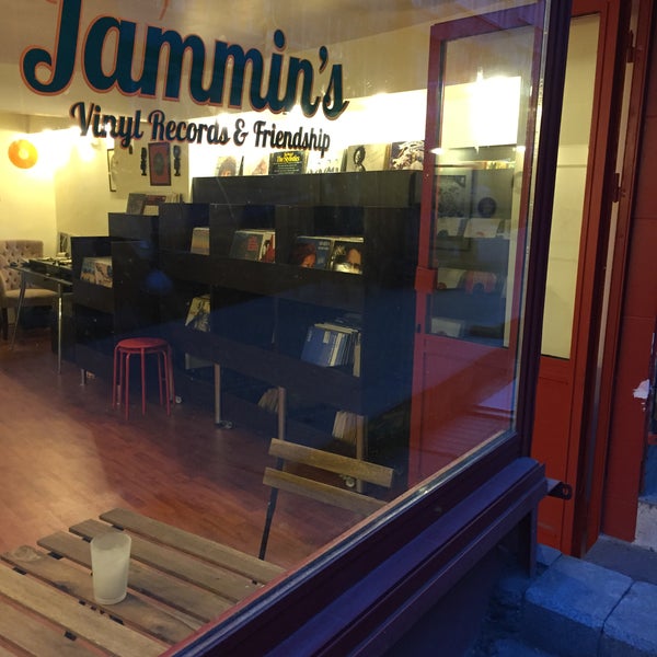 Снимок сделан в Jammin&#39;s Vinyl Records &amp; Café пользователем Jammin&#39;s Vinyl Records &amp; Café 12/16/2014