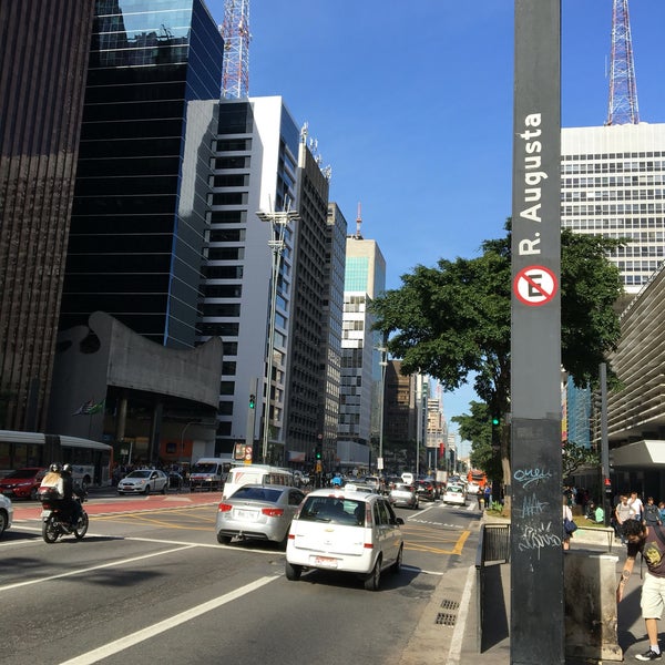 รูปภาพถ่ายที่ Avenida Paulista โดย Thiago B. เมื่อ 7/8/2016