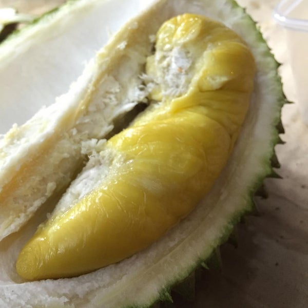 Photo taken at Leong Tee Fruit Trader (Durian) by followLin on 7/15/2015