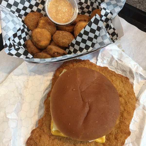 Das Foto wurde bei Edwards Drive-In Restaurant von Michael S. am 7/31/2016 aufgenommen