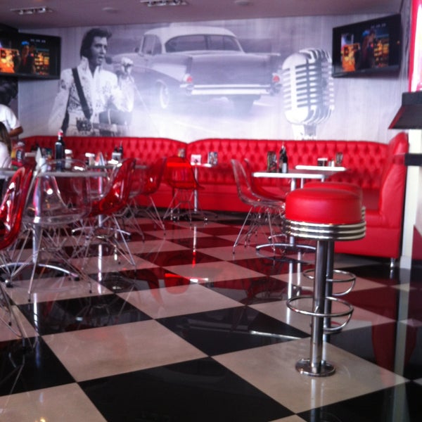 4/20/2015에 Fernando G.님이 Lambretta&#39;s Burger에서 찍은 사진