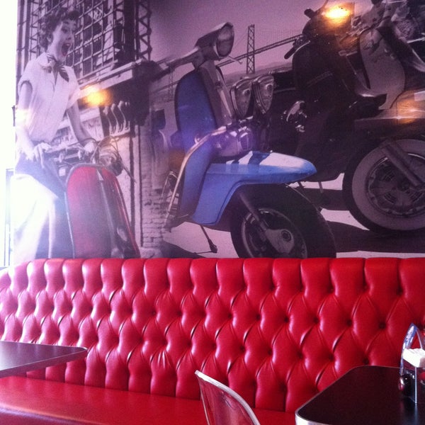 4/20/2015에 Fernando G.님이 Lambretta&#39;s Burger에서 찍은 사진