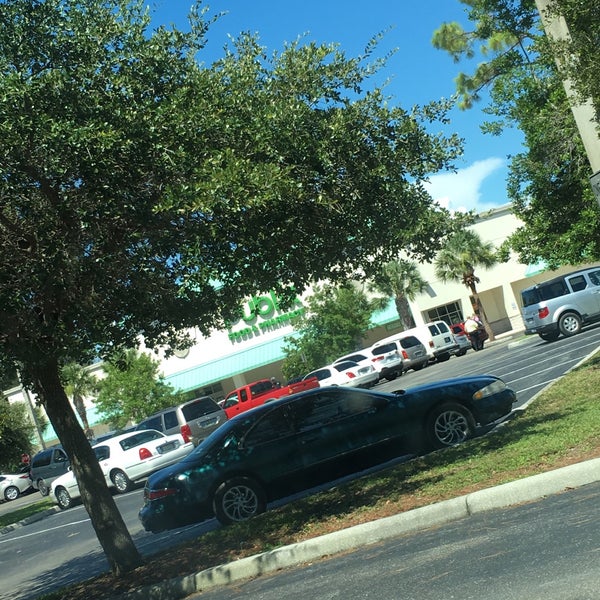 Publix Grocery Store in Englewood