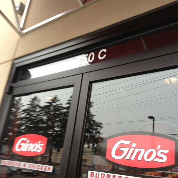 Foto tomada en Gino&#39;s Burgers &amp; Chicken  por Baltimore&#39;s K. el 2/11/2013
