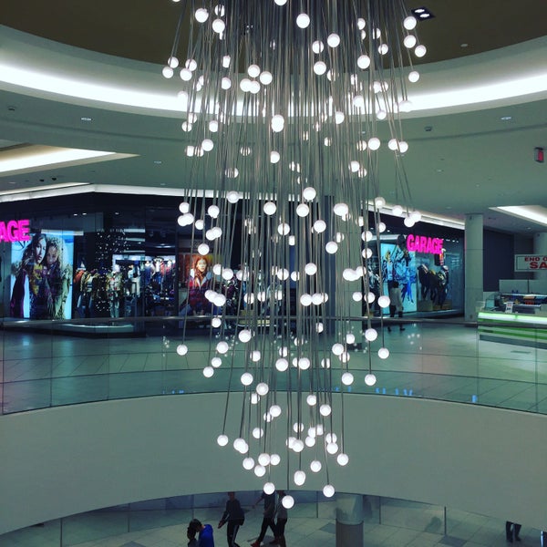 Foto tirada no(a) Bayshore Shopping Centre por Ian M. em 10/2/2015
