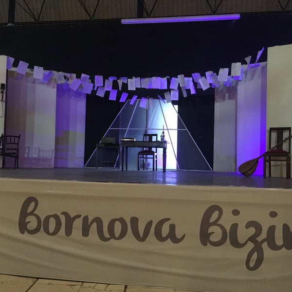 Foto diambil di Bornova Ayfer Feray Açık Hava Tiyatrosu oleh Koray Ö. pada 9/29/2017