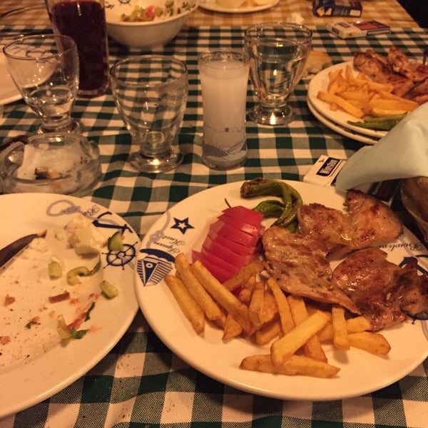 Das Foto wurde bei Assos Yıldız Balık Restaurant von Esra K. am 9/7/2017 aufgenommen