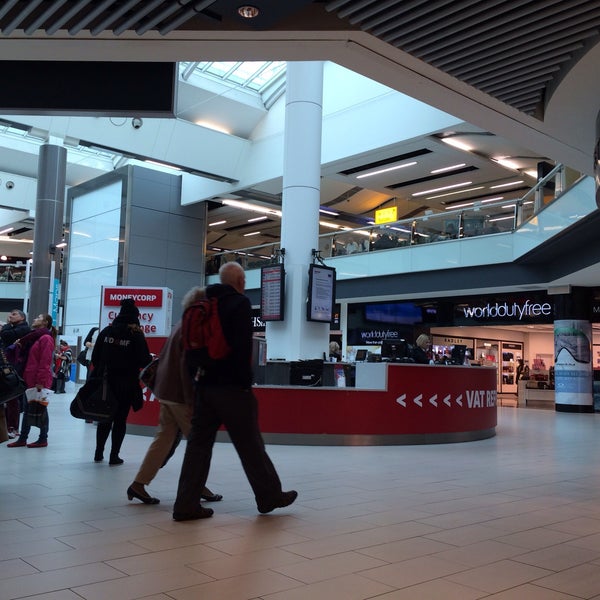 Photo taken at London Gatwick Airport (LGW) by Carlos F. on 1/10/2015