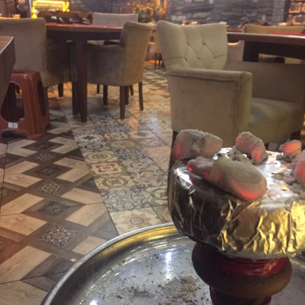 Photo prise au Şahmaran Cafe par Hamit K. le7/19/2019
