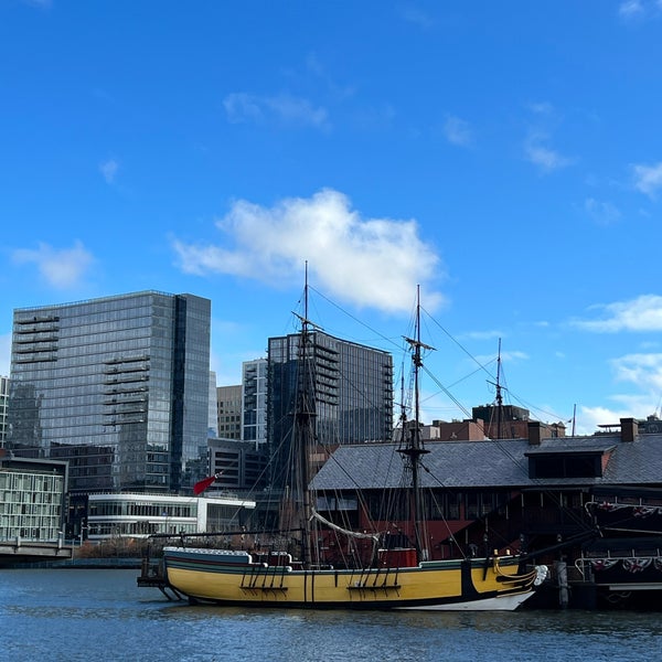Foto diambil di Boston Tea Party Ships and Museum oleh Roger L. pada 1/17/2022