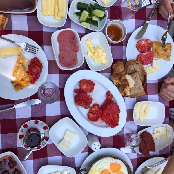Foto tomada en Kalender Tepe Restaurant  por Burak K. el 7/28/2019