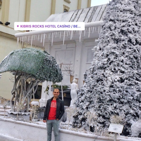 Снимок сделан в Rocks Hotel &amp; Casino пользователем Hasan Ş. 12/30/2019
