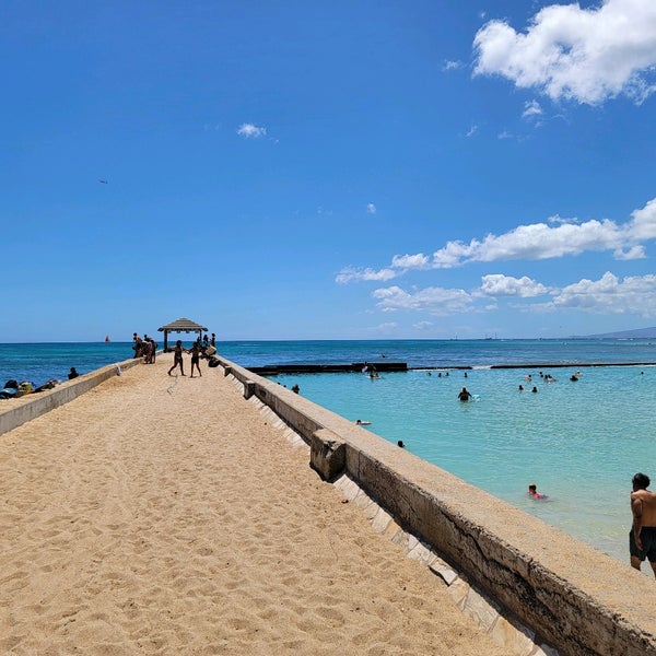 Foto tirada no(a) Waikiki Beach Walls por Aloha B. em 7/23/2022