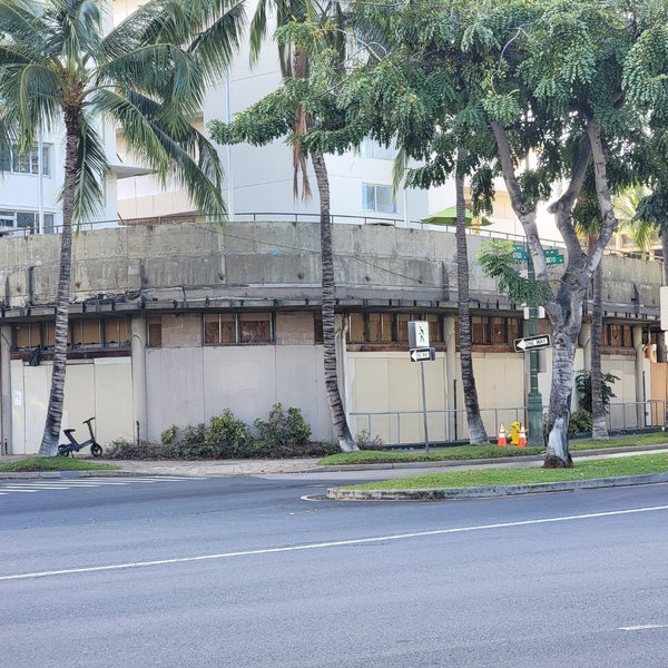 Снимок сделан в Ambassador Hotel Waikiki пользователем Aloha B. 4/24/2023