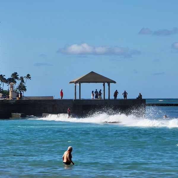 Foto tirada no(a) Waikiki Beach Walls por Aloha B. em 9/1/2022