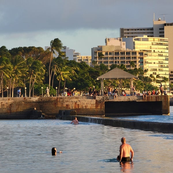 Foto diambil di Waikiki Beach Walls oleh Aloha B. pada 2/27/2023