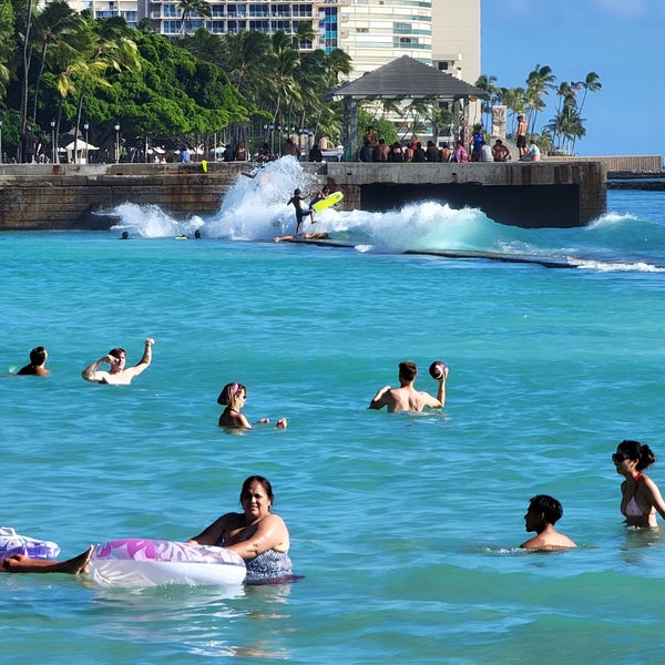 Photo taken at Waikiki Beach Walls by Aloha B. on 8/29/2022