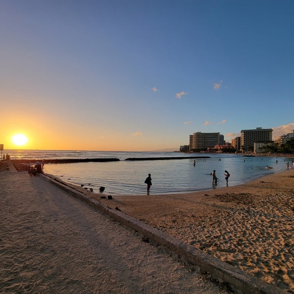 Photo taken at Waikiki Beach Walls by Aloha B. on 11/22/2022