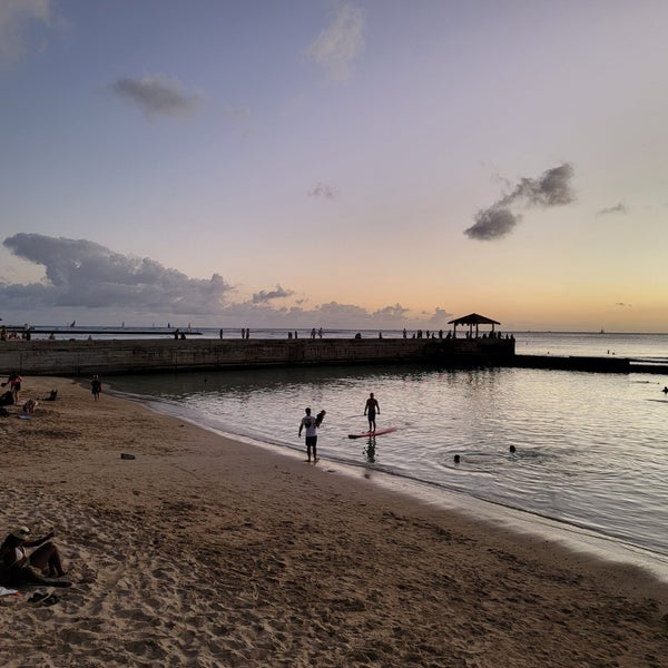 Foto diambil di Waikiki Beach Walls oleh Aloha B. pada 11/19/2022