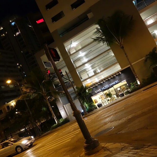 Foto tomada en Vive Hotel Waikiki  por Aloha B. el 11/17/2013