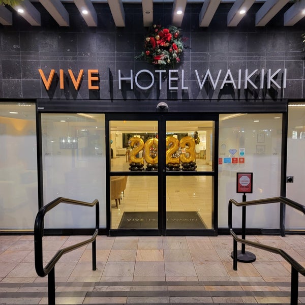 Foto tomada en Vive Hotel Waikiki  por Aloha B. el 12/31/2022