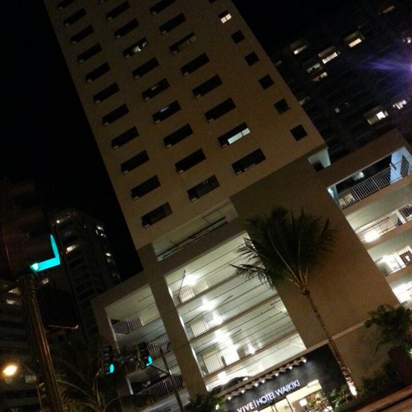 รูปภาพถ่ายที่ Vive Hotel Waikiki โดย Aloha B. เมื่อ 9/11/2013