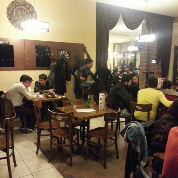 Foto tirada no(a) Halux Cafe por B. Can İ. em 3/15/2013