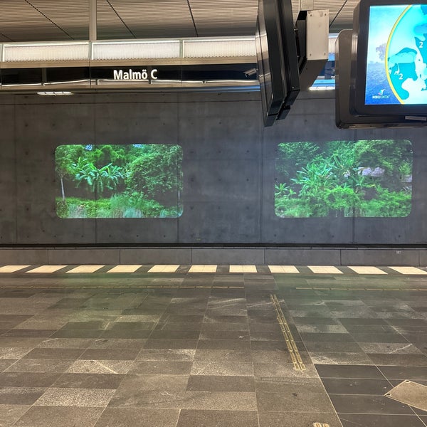 Foto diambil di Malmö Centralstation oleh Ron M. pada 12/4/2023