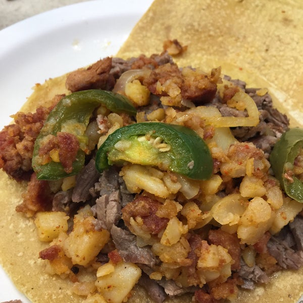 Foto scattata a Taquería El Jarocho da Isaac Z. il 5/6/2017