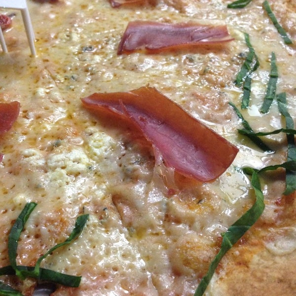 4/25/2014에 Isaac Z.님이 Pin Pon Papas Y Pizza에서 찍은 사진