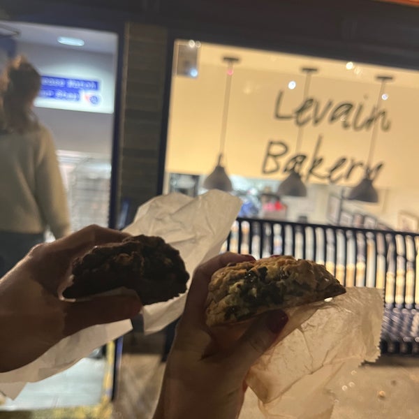 2/13/2023 tarihinde Caitlin B.ziyaretçi tarafından Levain Bakery'de çekilen fotoğraf