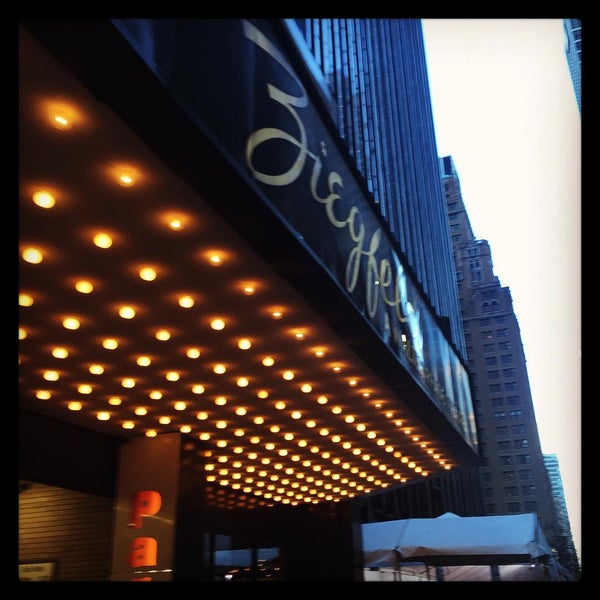 1/29/2016 tarihinde Nicole T.ziyaretçi tarafından Ziegfeld Theater - Bow Tie Cinemas'de çekilen fotoğraf