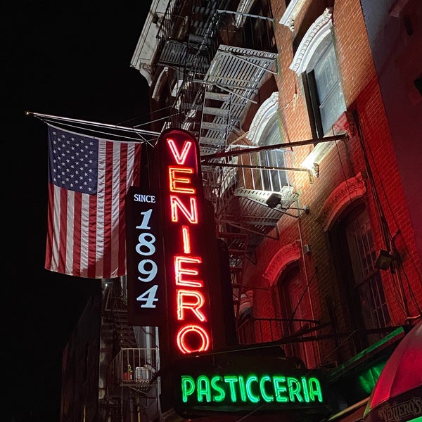 Foto scattata a Veniero’s Pasticceria &amp; Caffe da Paul W. il 11/20/2021