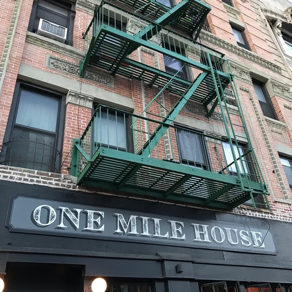 Foto scattata a One Mile House da Paul W. il 5/19/2019