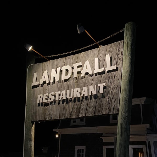 รูปภาพถ่ายที่ Landfall Restaurant โดย Paul W. เมื่อ 5/1/2022