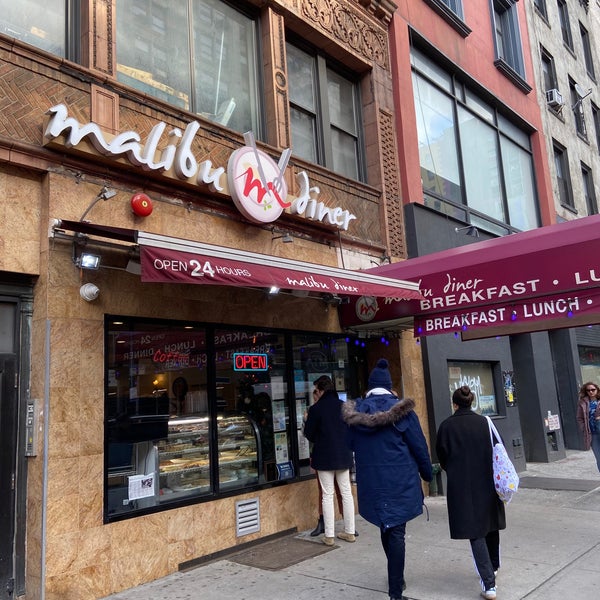 รูปภาพถ่ายที่ Malibu Diner NYC โดย Paul W. เมื่อ 1/5/2020