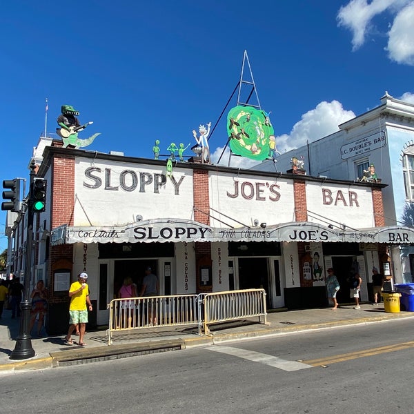 รูปภาพถ่ายที่ Sloppy Joe&#39;s Bar โดย Paul W. เมื่อ 10/26/2022