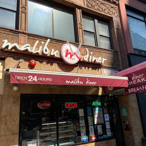 Foto tomada en Malibu Diner NYC  por Paul W. el 3/8/2020