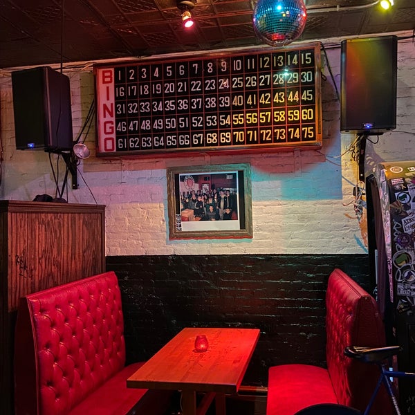 Foto tirada no(a) East River Bar por Paul W. em 8/21/2022