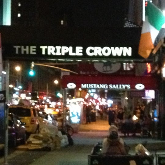 รูปภาพถ่ายที่ The Triple Crown Ale House &amp; Restaurant โดย Paul W. เมื่อ 8/10/2013
