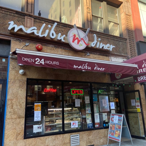 รูปภาพถ่ายที่ Malibu Diner NYC โดย Paul W. เมื่อ 3/21/2020
