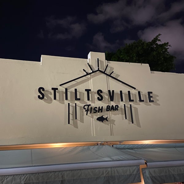 Foto tirada no(a) Stiltsville Fish Bar por Paul W. em 7/2/2022